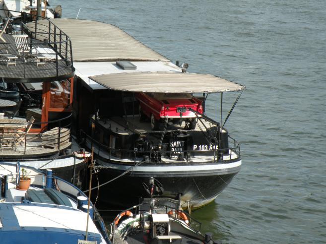  péniche avec voiture de collection